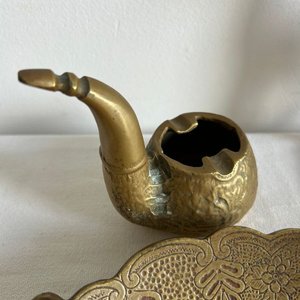 Lote de Adornos de Bronce Macizo: Ciervo, Cenicero Pipa y Bandeja Decorada - imagen 6