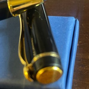 Elegante Bolígrafo Negro con Detalles Dorados y Ornamentación Geométrica - imagen 5