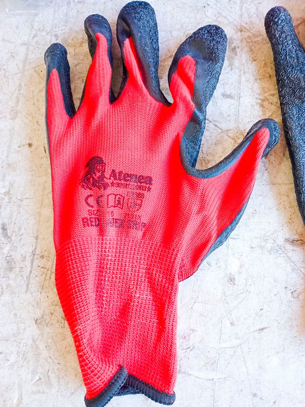 Guantes de plástico rojos y negros en paquetes - imagen 3