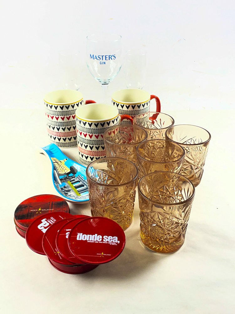 Lote de vasos vidrio color, tazas, copas y posavasos