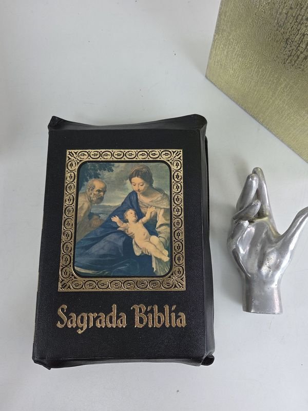 La Sagrada Biblia con ilustraciones religiosas y detalles ornamentales - imagen 2