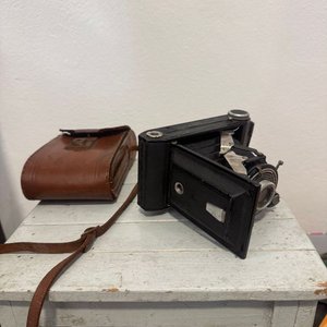 Cámara Fotográfica Antigua Plegable con Estuche de Cuero - imagen 2