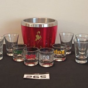 Lote siguiente: Hielera Johnnie Walker con 14 Vasos de Shot de Vidrio