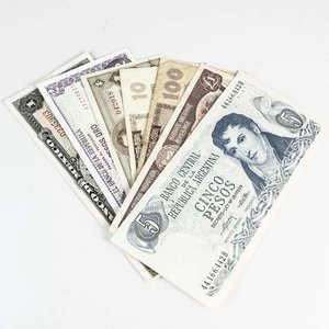 Lote anterior: Lote de 8 Billetes de Diversos Países: Argentina, México, Bolivia, Colombia, Armenia y Chipre