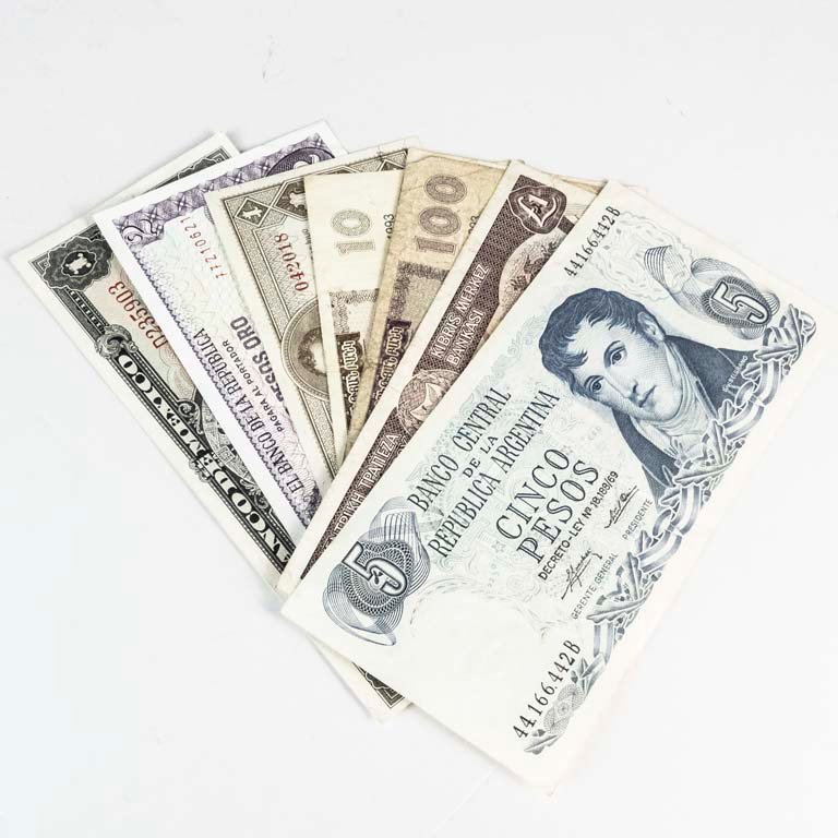 Lote de 8 Billetes de Diversos Países: Argentina, México, Bolivia, Colombia, Armenia y Chipre