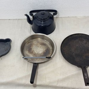 Set de Sartenes de Metal y Hierro, Tetera Azul y Fuentes de Loza - imagen 14