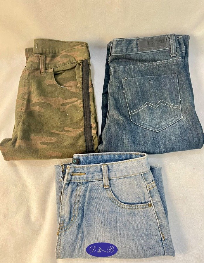 Lote de Ropa: Pollera Camuflada y 2 Pantalones Vaqueros Nuevos