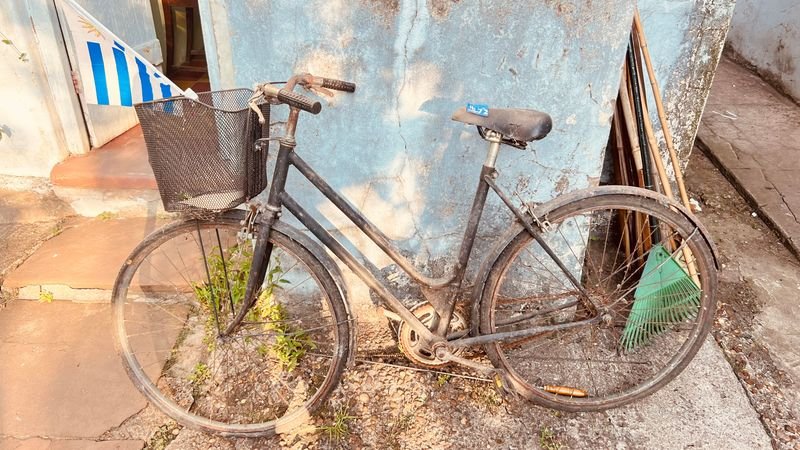 BICICLETA ANTIGUA PINTADA NEGRA