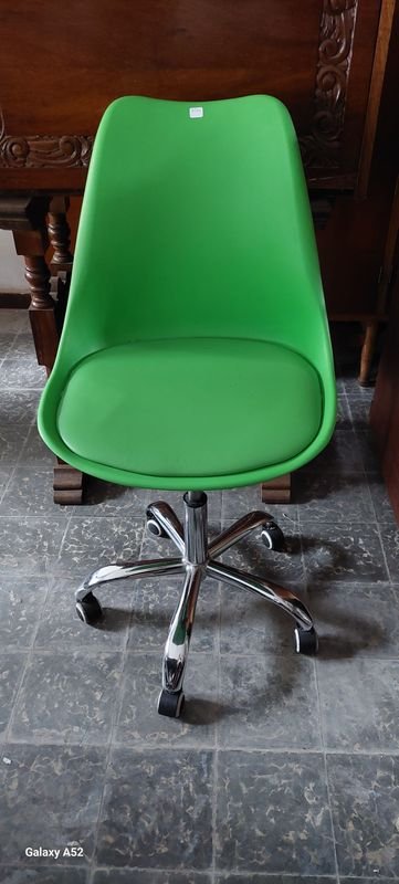 Silla de escritorio verde en buen estado - imagen 4