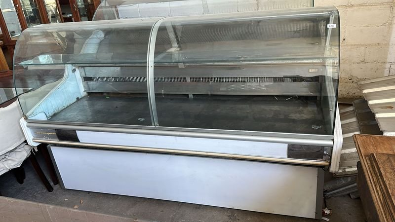 Lote siguiente: Vitrina Exhibidora de Vidrio y Metal