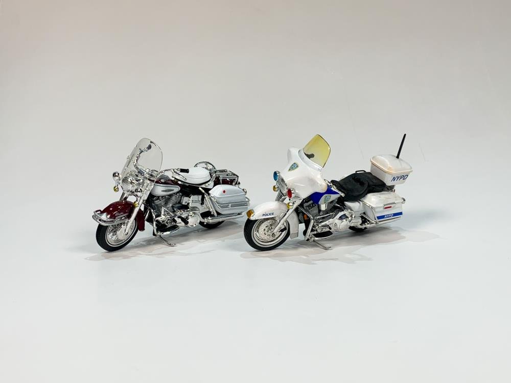 Dos Maquetas Maisto Harley Davidson: FLH Electra Glide Bordo y FLHT Policía NYPD