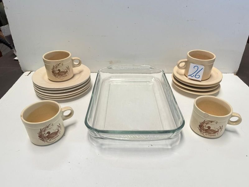 Lote siguiente: Conjunto de Tazas de Cerámica con Platillos y Fuente de Vidrio