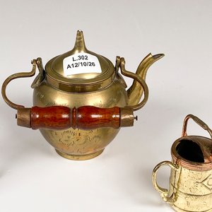 Lote de Tres Piezas: Sacapuntas Antiguo, Pava y Regadera Decorativas - imagen 4