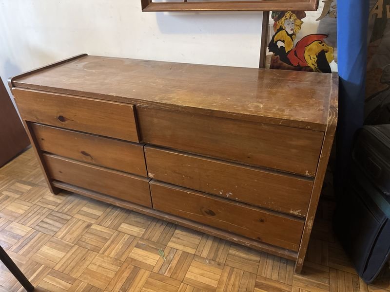 Lote anterior: Cajonera en madera maciza con falta de lustre