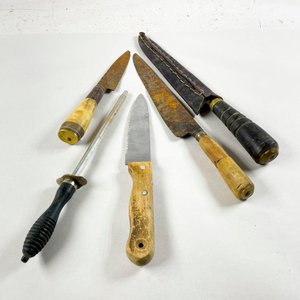 Cinco Piezas: Cuchillos Variados y Chaira con Vaina - imagen 1