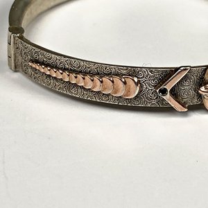 Pulsera Infantil de Plata y Oro con Diseño Grabado - imagen 4