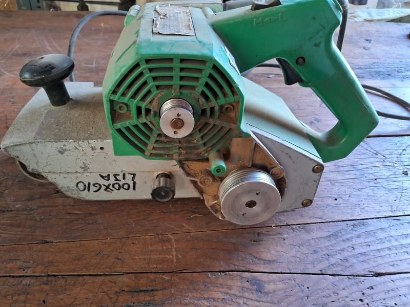 Lote siguiente: Lijadora de banda marca HITACHI en venta