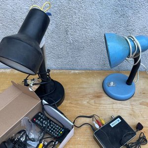 Lote de 2 Lámparas de Escritorio y Canalera con Accesorios - imagen 2