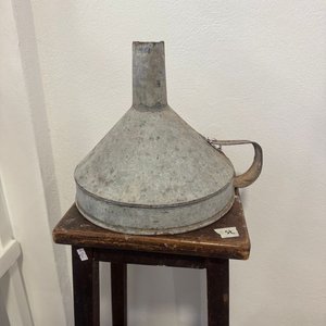 Lote anterior: Embudo de Chapa Metálica con Asa