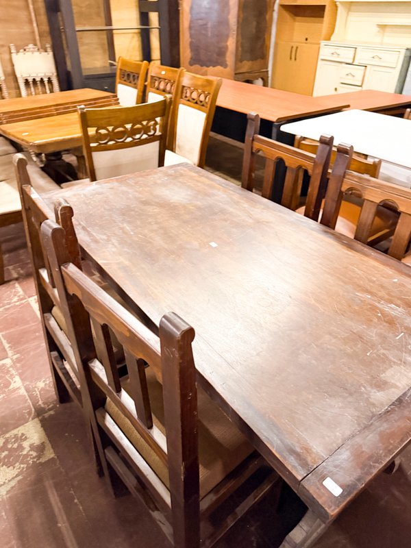 Mesa de Comedor de Madera con Sillas Estilo Rústico