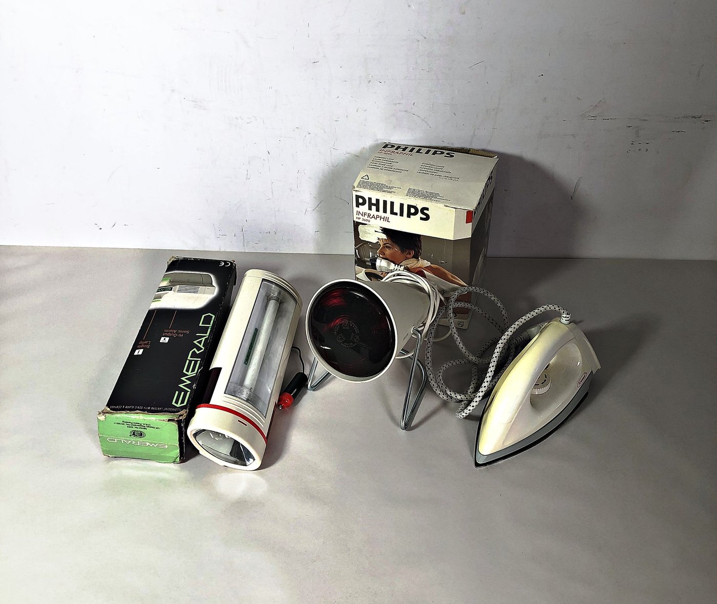 Lote de 3 piezas: Luz infrarroja Philips, linterna de tubo y plancha Kassel
