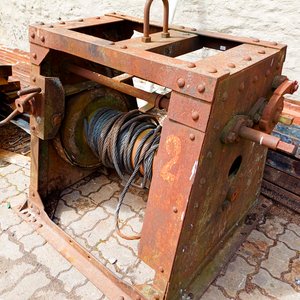 Guinche Manual Antiguo de Hierro con Cable - imagen 4