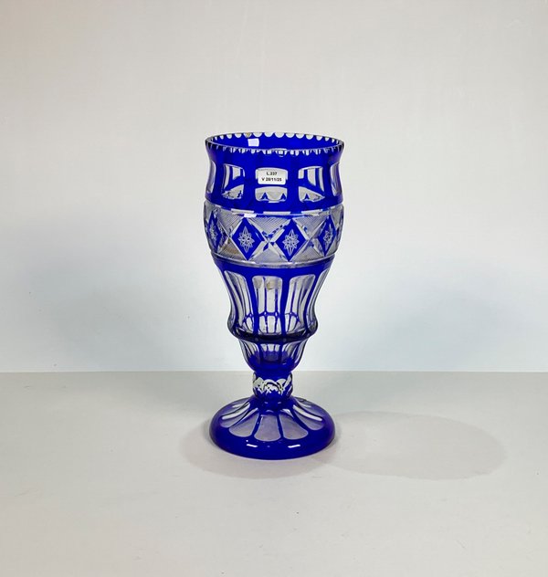Lote anterior: Un florero de cristal tallado y facetado azul en forma de copón