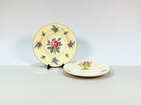 Dos platos en porcelana inglesa con decoración floral