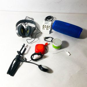 Lote anterior: Lote de Electrónica: Parlantes, Auriculares y Cargador de Pilas