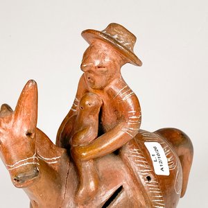 Figura de cerámica artesanal de personaje a caballo con niño - imagen 3