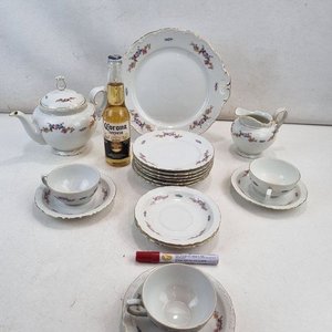 L 397 - 17 Piezas - Completo juego de té y postre "Made in Germany" con diseño floral en relieve y guarda dorada, ideal para colección o uso diario (Total 17 piezas) - imagen 2