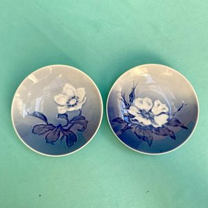 Par de platitos en porcelana sellada Royal Copenhagen - Dinamarca. Numerados. Periodo Art Nouveau. Diametro: 10 cm. - imagen 2
