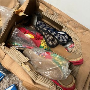 Lote de más de 60 pares de alpargatas con suela de yute, pantuflas y calzado variado - imagen 6