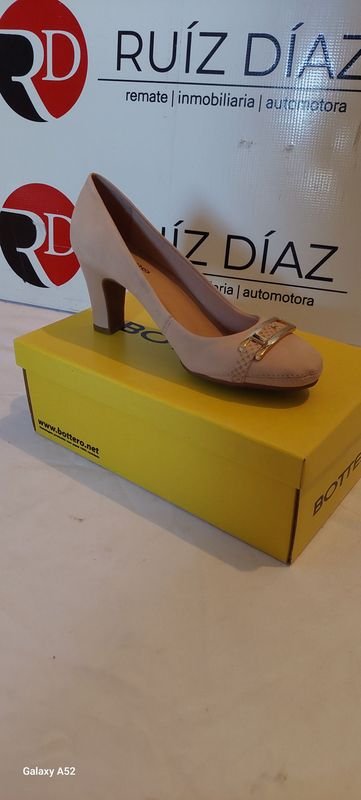 Lote siguiente: Zapatos de tacón alto para mujer