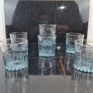 L 277 - Set De 6 Piezas - Atractivo juego de 6 vasos de whisky con base facetada y detalles grabados en la superficie, en tonalidad azulada, ideales para realzar cualquier bebida - imagen 3