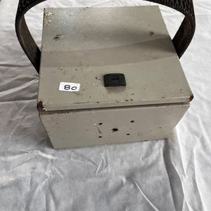 Caja de Herramientas Metálica Antigua con Asa - imagen 4