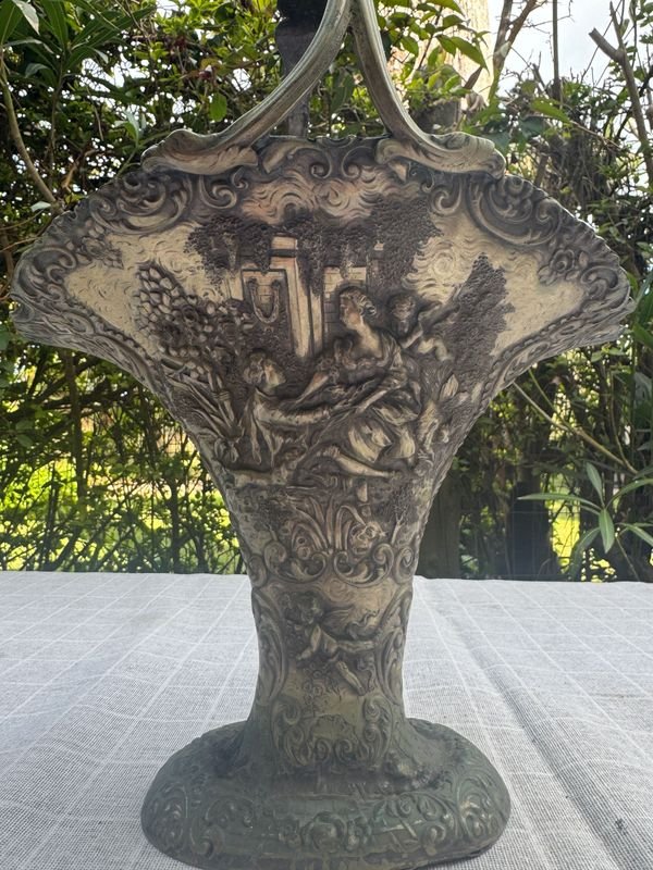 Cesto o Florero de Metal Repujado con Asa y Cúpula de Malla - imagen 3