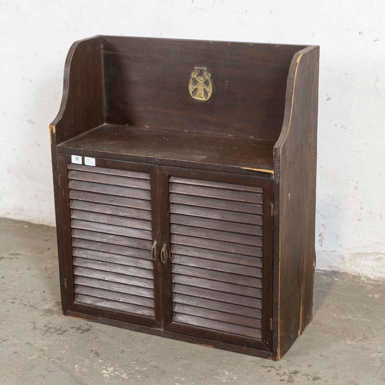 Mueble Aéreo con Puertas de Celosía y Aplique de Bronce