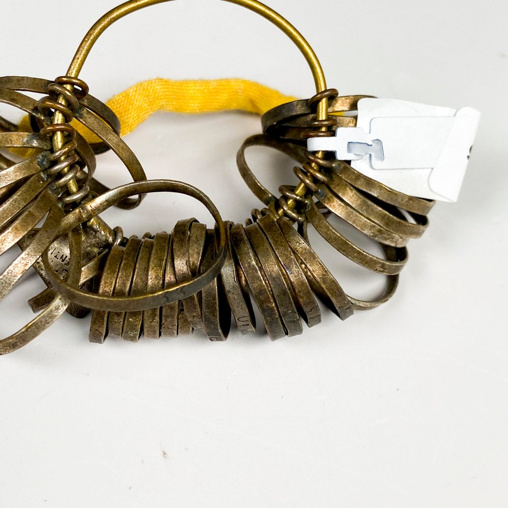 Anillera de metal con cadena y anillos - imagen 3