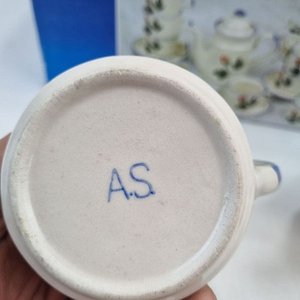 Juego de Té Cerámica 17 Piezas Flores Azules y Amarillas con Inscripción 'A.S.' - imagen 6