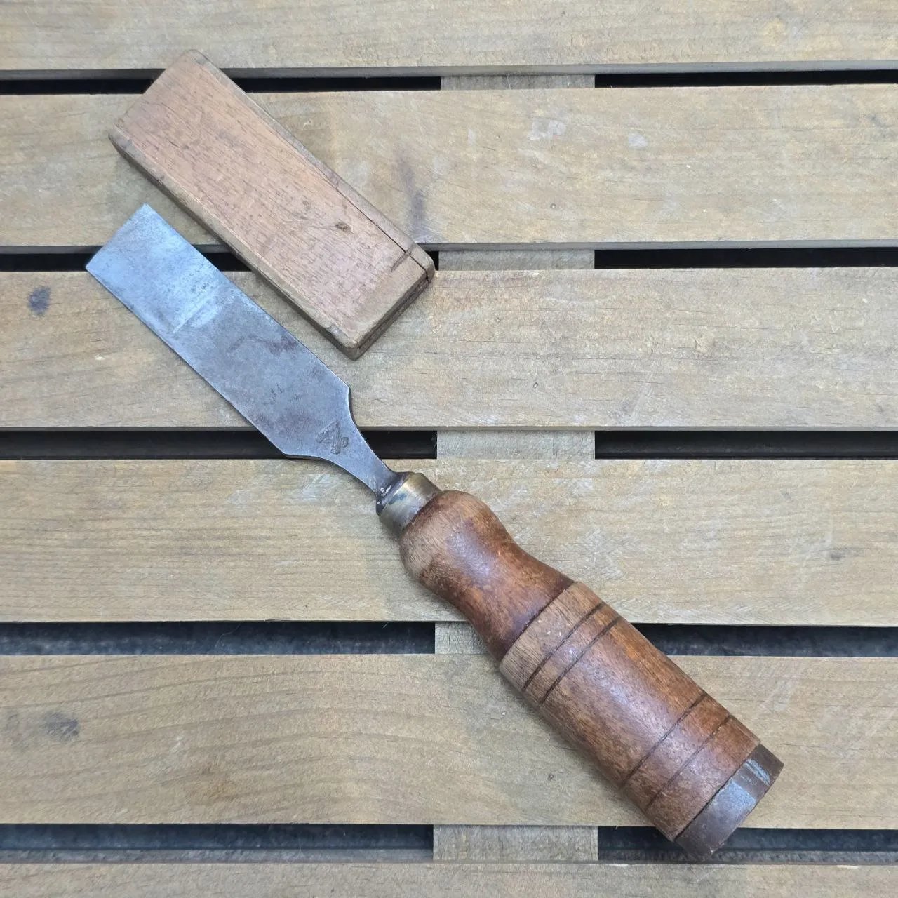 Chisela de madera con cuchilla de metal y inscripción - imagen 5