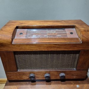 Lote siguiente: Antigua Radio a Válvulas Multibanda Modelo 5107 en Caja de Madera