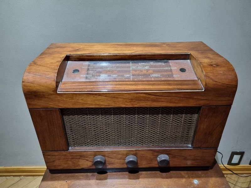 Antigua Radio a Válvulas Multibanda Modelo 5107 en Caja de Madera