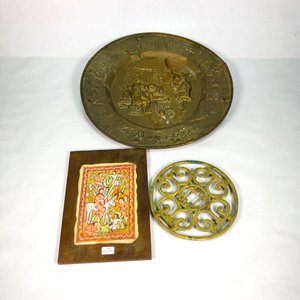 Lote de Dos Piezas: Cuadro Circular Repujado en Bronce y Cuadro con Lámina - imagen 1
