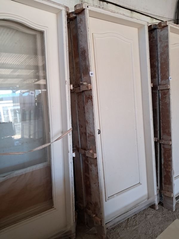 Puertas de madera con bisagras de metal - imagen 2