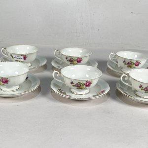 Lote anterior: Seis Pocillos y Seis Platitos de Porcelana China con Flores y Guarda Dorada
