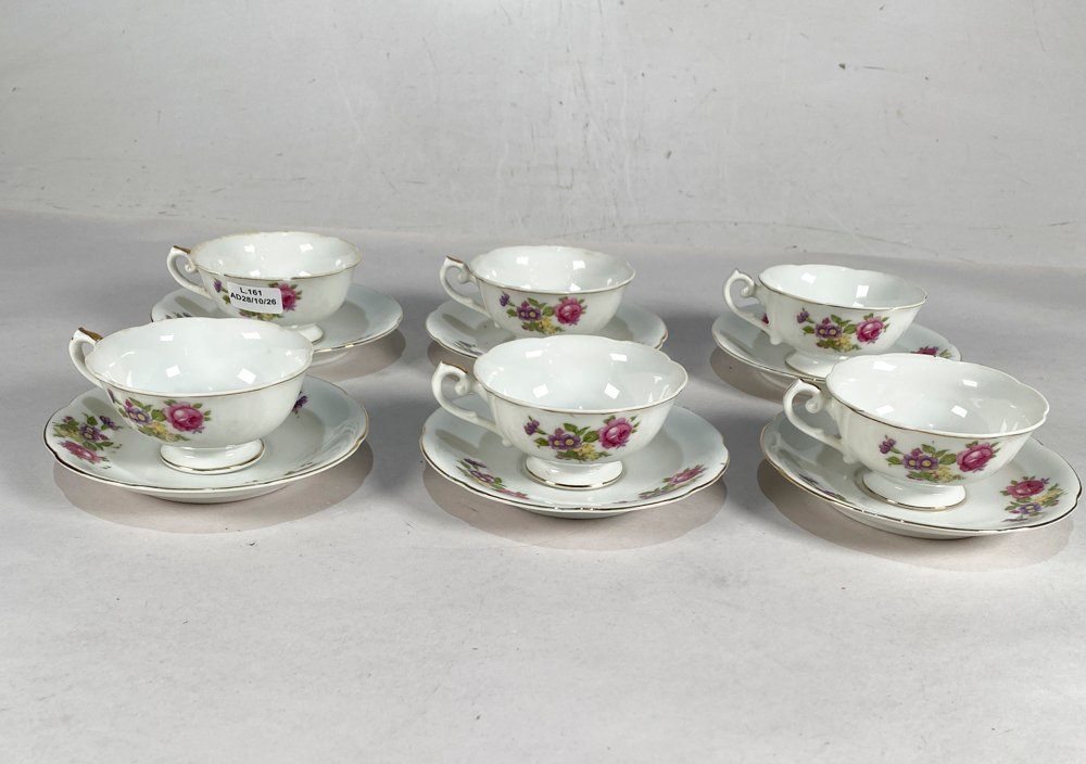 Seis Pocillos y Seis Platitos de Porcelana China con Flores y Guarda Dorada