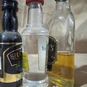 Tres Botellas Miniatura de Licores Varios: Hannon, Smirnoff y Grant's - imagen 2