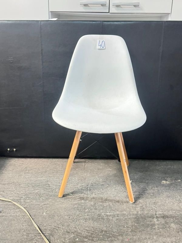 Silla de PVC con base de madera - imagen 2