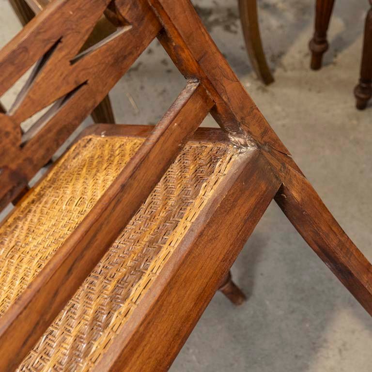 Sillas de madera con respaldos tallados y asientos de ratán - imagen 2